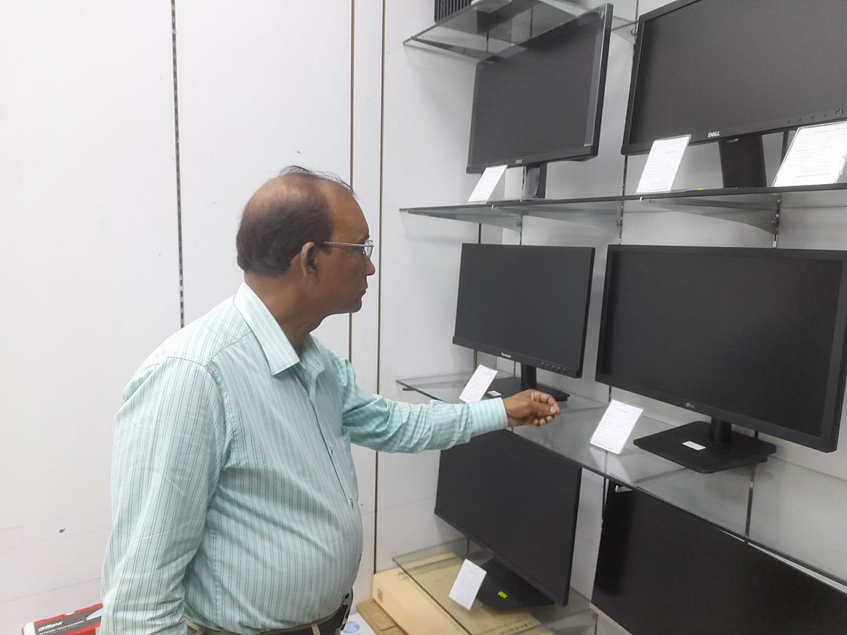 মনিটর পছন্দ করছেন একজন ক্রেতা
