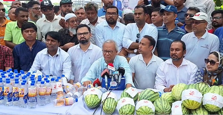 রাজধানীর উত্তর কাফরুলে পথচারীদের মধ্যে খাওয়ার পানি, স্যালাইন বিতরণ কর্মসূচি পালন করে ঢাকা মহানগর উত্তর বিএনপি