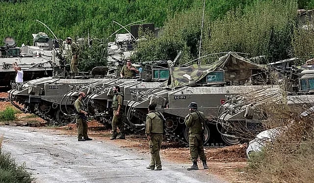 গাজা সীমান্তে সাঁজোয়া যানসহ অবস্থান নিয়েছেন ইসরায়েলি সেনারা