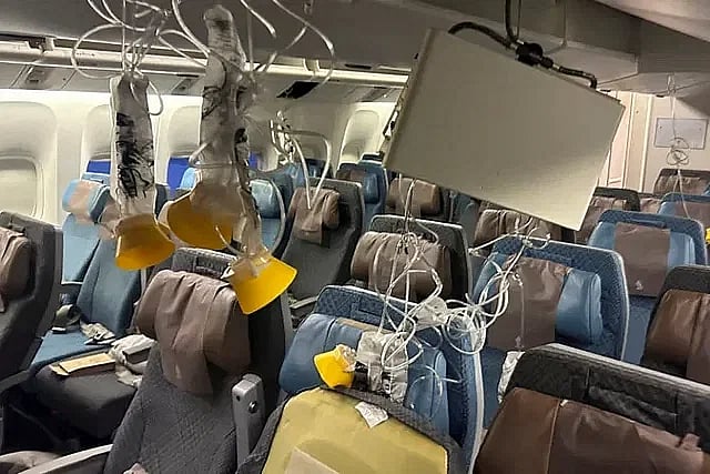 প্রচণ্ড ঝাঁকুনিতে উড়োজাহাজের ভেতরে মালামাল এক জায়গা থেকে আরেক জায়গায় ছিটকে পড়ে