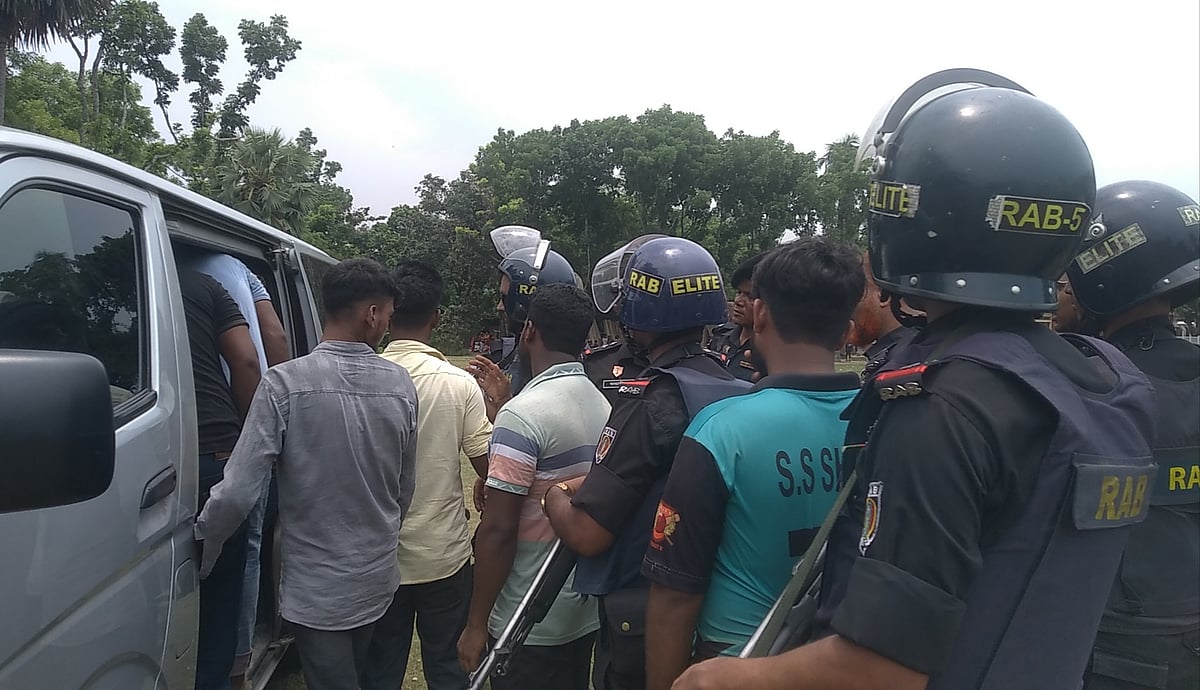 রাজশাহীর দুর্গাপুর উপজেলা পরিষদ নির্বাচনে কেন্দ্রের বাইরে সংঘর্ষের ঘটনায় ১৪ জনকে আটক করেছে র্যাব ও পুলিশ। আজ মঙ্গলবার দুপুরে উপজেলার গোপালপুর উচ্চবিদ্যালয় কেন্দ্রে