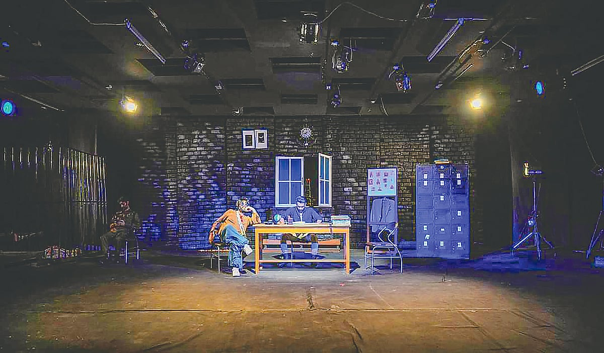 প্যারাবোলা নাটকের দৃশ্যে মুক্তনীল ও তাজিম আহমেদ