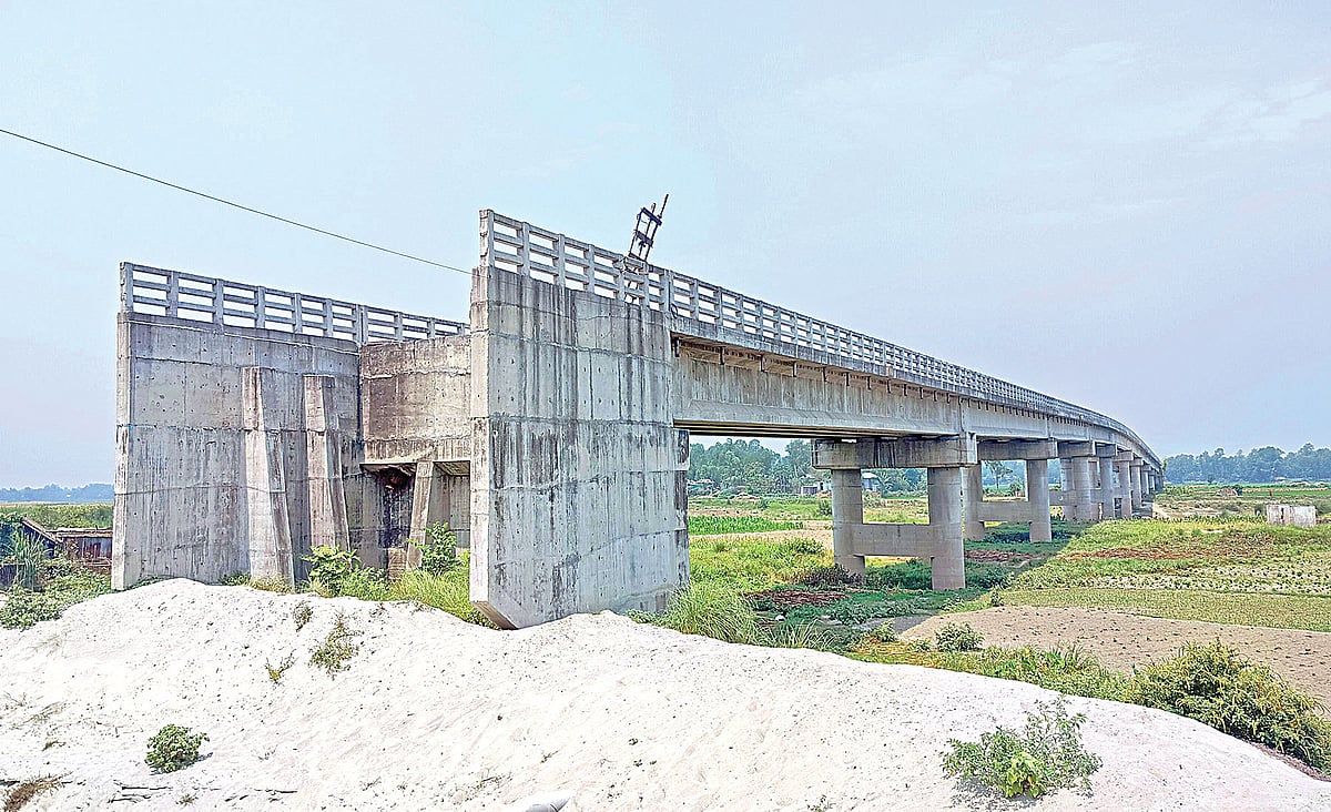 দুই বছর আগে মানিকগঞ্জের ঘিওর উপজেলায় কালীগঙ্গা নদীর ওপর সেতু নির্মিত হলেও এখনো সংযোগ সড়ক নির্মাণ করা হয়নি। গত বৃহস্পতিবার দুপুরে উপজেলার বৈকণ্ঠপুরে