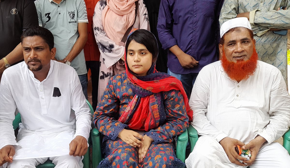 নিহত সংসদ সদস্য আনোয়ারুল আজীমের মেয়ে মুমতারিন ফেরদৌস সাংবাদিকদের সঙ্গে কথা বলেন। আজ শুক্রবার দুপুরে ঝিনাইদহের কালীগঞ্জে নিজেদের বাড়ির সামনে