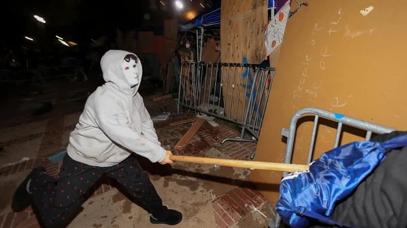 যুক্তরাষ্ট্রের ইউনিভার্সিটি অব ক্যালিফোর্নিয়া, লস অ্যাঞ্জেলেস (ইউসিএলএ) ক্যাম্পাসে মুখোশধারী ইসরায়েলপন্থী একটি গোষ্ঠী গত মঙ্গলবার রাতে ফিলিস্তিনপন্থী শিক্ষার্থীদের শিবিরে হামলা চালায়