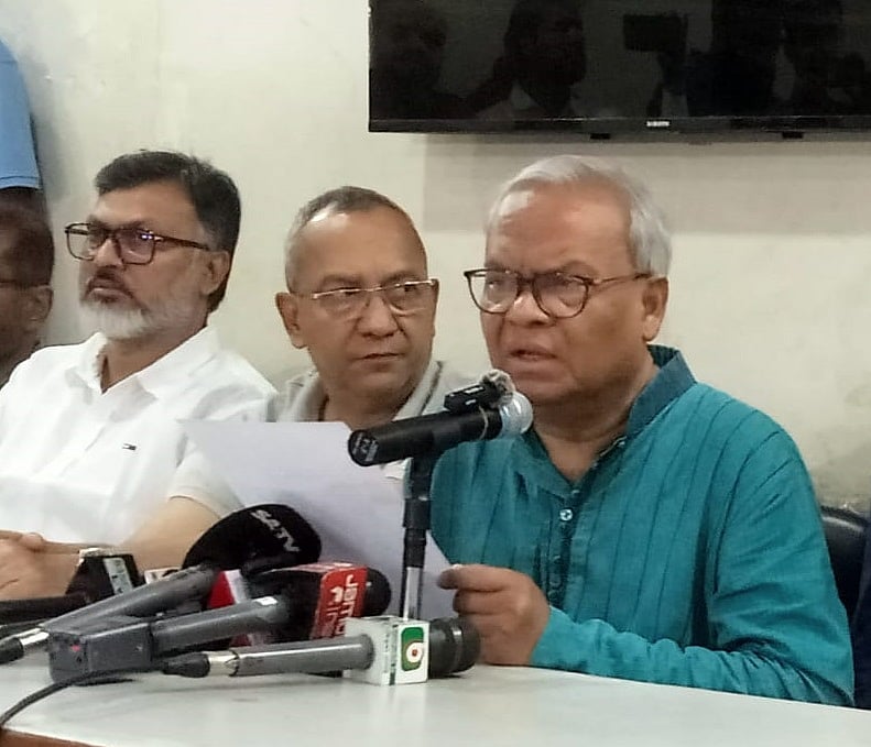 সংবাদ সম্মেলনে বক্তব্য দেন বিএনপির জেষ্ঠ যুগ্ম মহাসচিব রুহুল কবির রিজভী। ঢাকা, ১২ মে