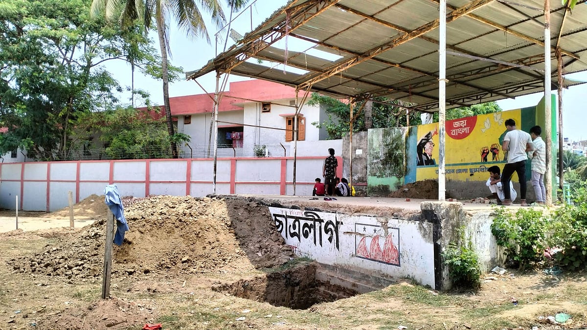বান্দরবান জেলা শহরের প্রাণকেন্দ্র রাজার মাঠে মঞ্চ নির্মাণের জন্য মাটি খুঁড়ে গর্ত করা হচ্ছে। গতকাল সকাল ১০টায় রাজার মাঠ থেকে তোলা