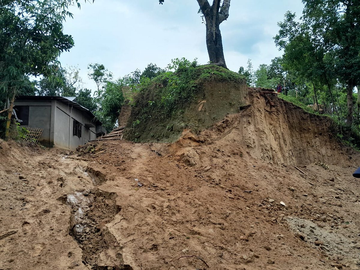 রাস্তা সংস্কারের নামে সাগরনাল চা-বাগানের টিলা কাটার কারণে ঝুঁকির মুখে পড়ে এক চা-শ্রমিকের পরিবার