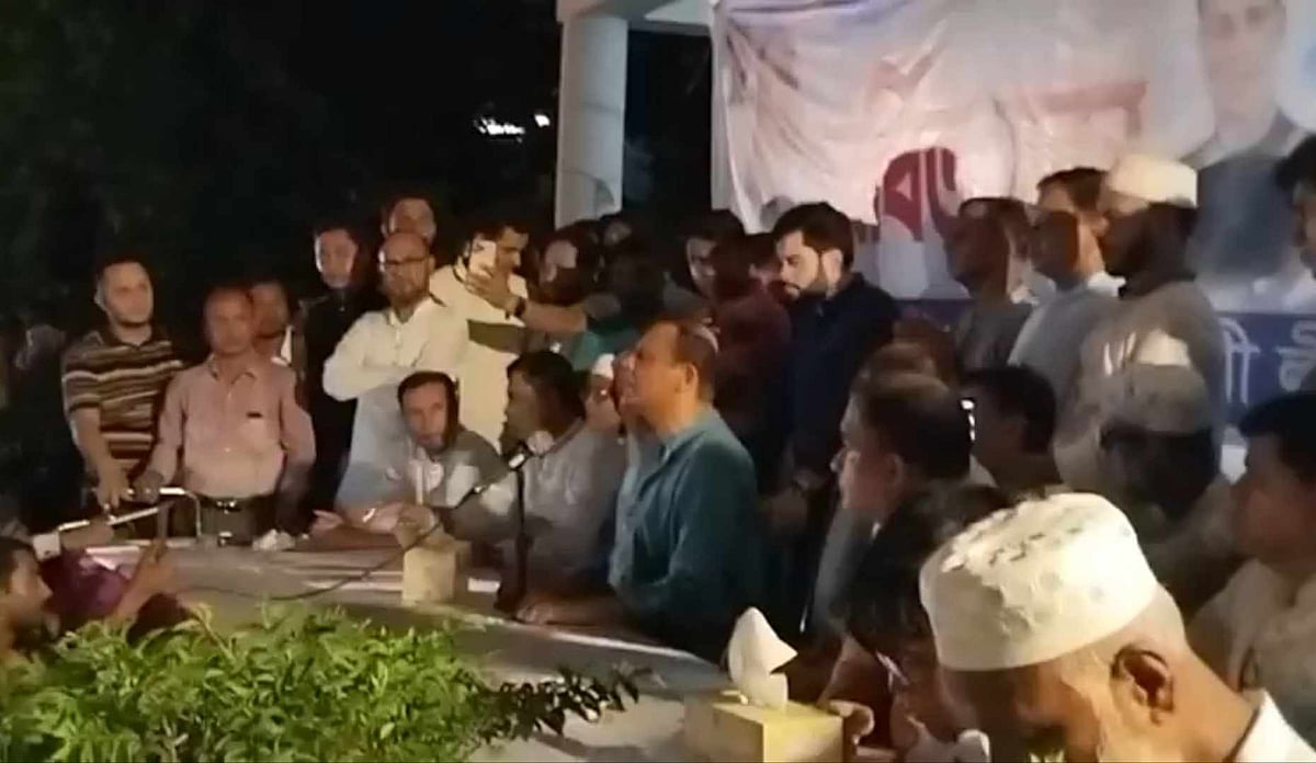 চট্টগ্রামের আনোয়ারা উপজেলা আওয়ামী লীগের বর্ধিত সভায় বক্তব্য দেন সাবেক ভূমিমন্ত্রী ও সংসদ সদস্য সাইফুজ্জামান চৌধুরী। আজ বুধবার সন্ধ্যায় চট্টগ্রাম নগরের সার্সন রোডের বাসায়