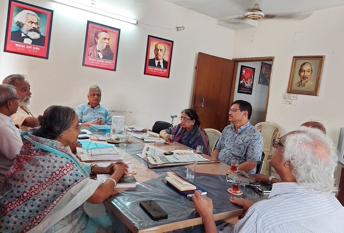 রাজধানীর পুরানা পল্টনে বাংলাদেশের কমিউনিস্ট পার্টির (সিপিবি) কেন্দ্রীয় কার্যালয়ে দলের প্রেসিডিয়াম সভায় উপস্থিত নেতারা