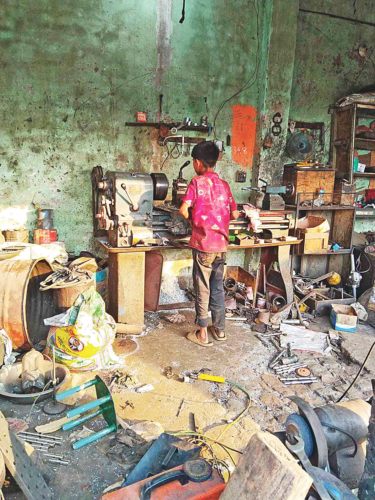 কেরানীগঞ্জের একটি ওয়ার্কশপে ঝুঁকিপূর্ণ কাজ করছে ১২ বছরের ছেলেটি। ভারী মেশিনে পাইপ কাটার কাজ করছে সে। গত ২৪ এপ্রিল দুপুরে