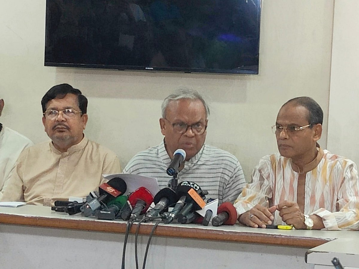 সংবাদ সম্মেলনে বিএনপির জ্যেষ্ঠ যুগ্ম মহাসচিব রুহুল কবির রিজভী