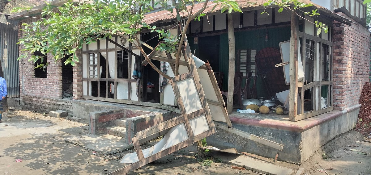 শরীয়তপুরের নড়িয়ায় দুই পক্ষের সংঘর্ষ ও বাড়িঘরে হামলার ঘটনা ঘটেছে। বৃহস্পতিবার উপজেরার ডগরি এলাকায়