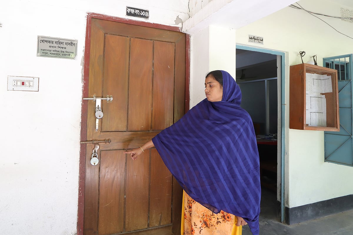 রাজশাহী নওদাপাড়া বালিকা উচ্চবিদ্যালয় ব্যবস্থাপনা কমিটির জটিলতায় প্রধান শিক্ষকের কক্ষে ঝুলছে তালা