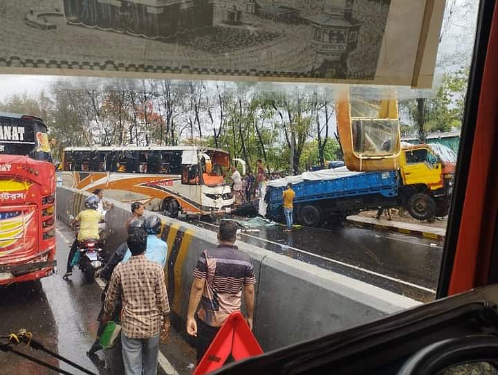 চট্টগ্রামের শাহ আমানত সেতুর দক্ষিণপাড়ে কর্ণফুলী ফুটওভার ব্রিজের পাশে ট্রাকের পেছনে বাসের ধাক্কা। আজ বৃহস্পতিবার সকালে তোলা