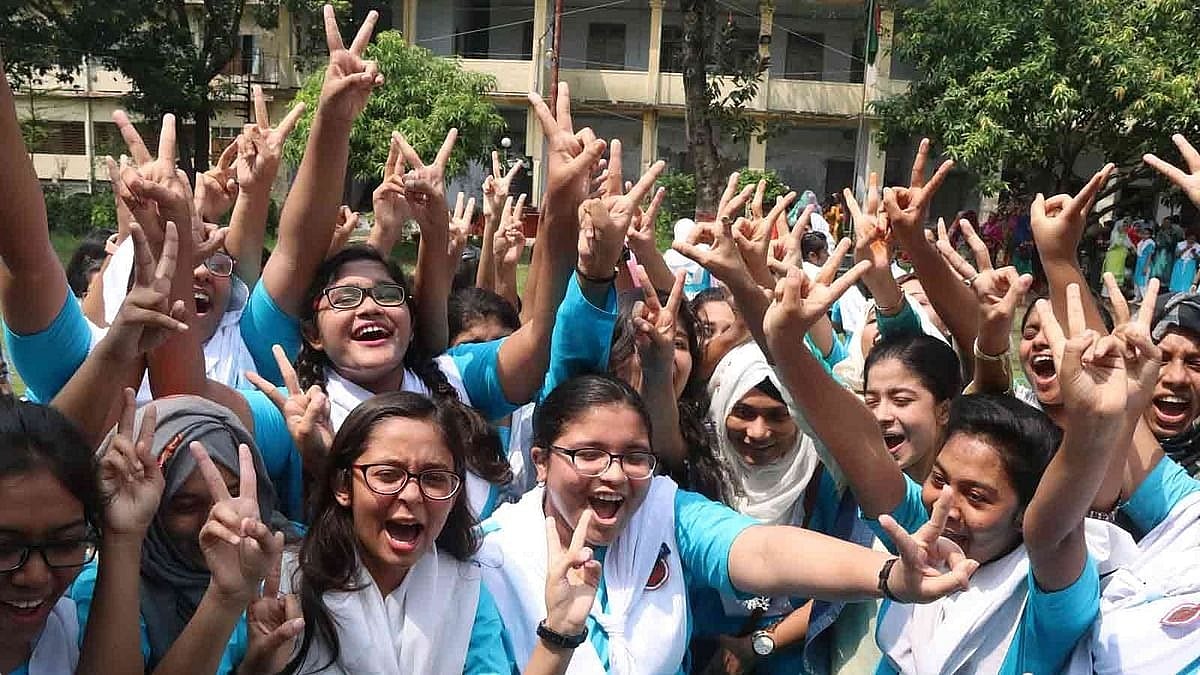 এসএসসির ফল প্রকাশের পর রাজশাহী শহরে পিএন সরকারি বালিকা উচ্চ বিদ্যালয়ে  শিক্ষার্থীদের উচ্ছাস