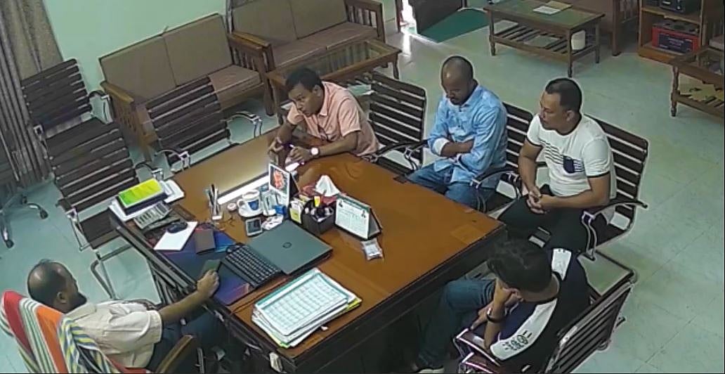 ময়মনসিংহের নাসিরাবাদ কলেজের অধ্যক্ষ আহমেদ শফিককে গুলি করার হুমকি দিয়েছেন জেলা যুবলীগের যুগ্ম আহ্বায়ক আখেরুল ইমাম। গত ৩০ এপ্রিল অধ্যক্ষের কার্যালয়ে