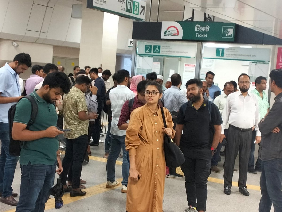 রাজধানীর উত্তরা উত্তর স্টেশনে মেট্রোরেলের অপেক্ষায় যাত্রীরা। আজ সোমবার সকাল সাড়ে ৯টার দিকে তোলা