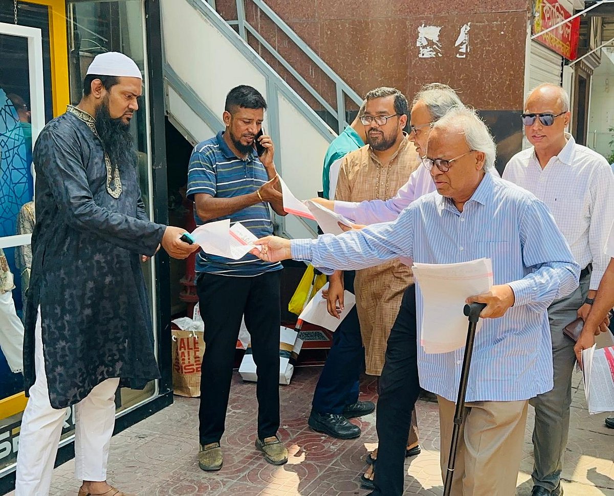 রাজধানীর বেইলি রোডে আজ রোববার লিফলেট বিতরণ কর্মসূচি পালন করে বিএনপি। কর্মসূচিতে বিএনপির জ্যেষ্ঠ যুগ্ম মহাসচিব রুহুল কবির রিজভী
