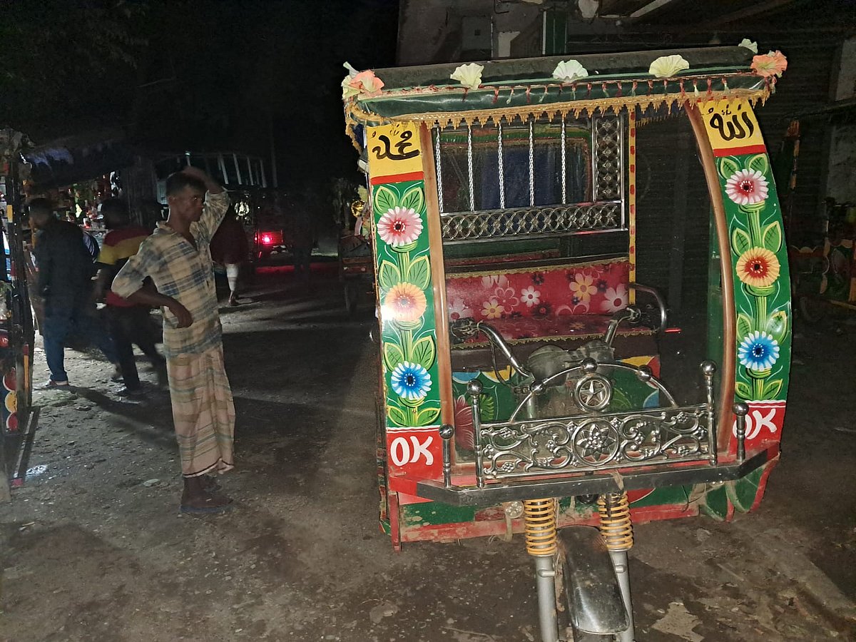 মহাসড়কে অটোরিকশা রেখে বিক্ষোভ করছেন চালকেরা। রোববার রাত পৌনে ৯টার দিকে ঢাকা-ময়মনসিংহ মহাসড়কের জৈনাবাজার এলাকায় ছবি