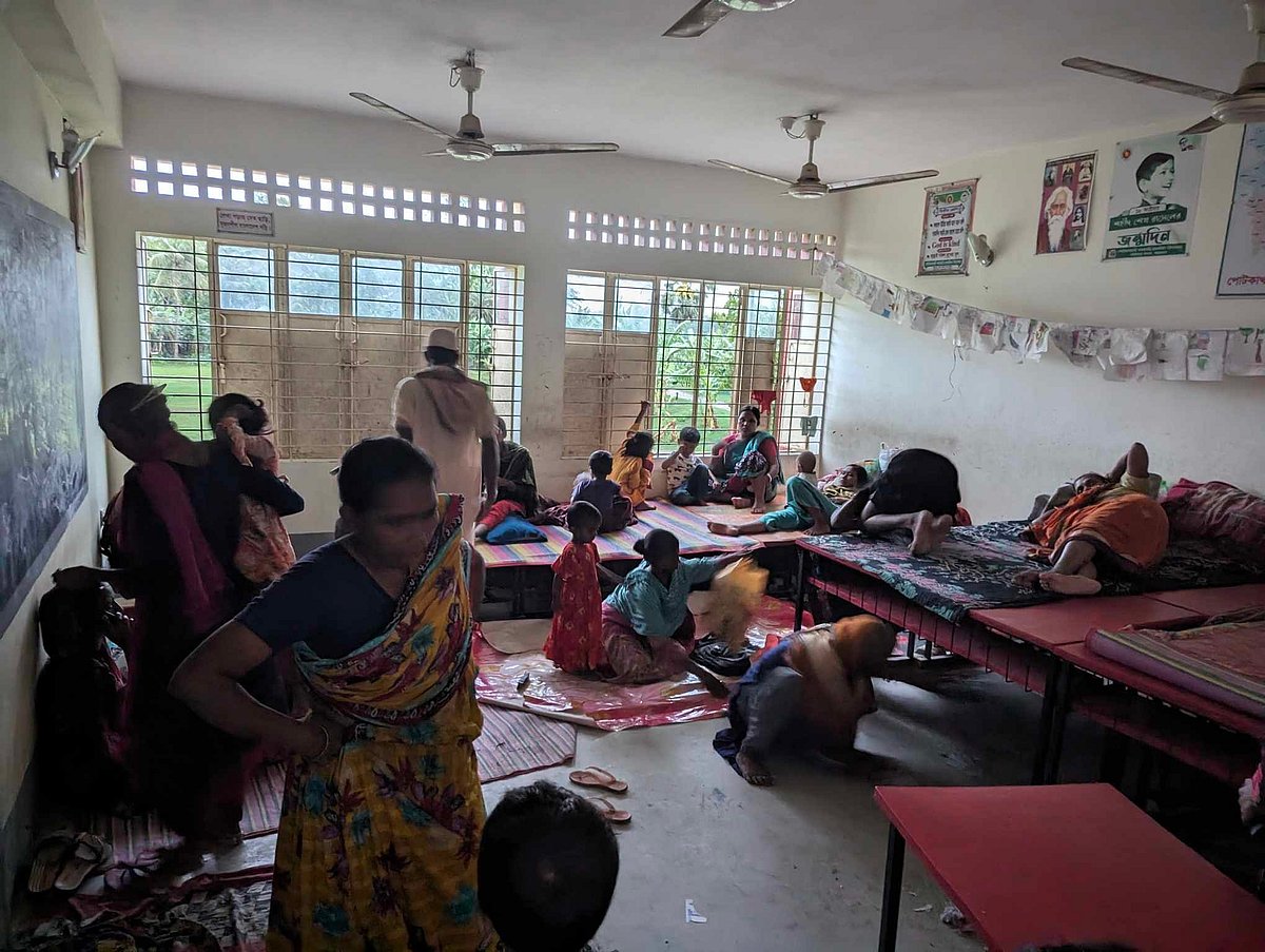 ঘূর্ণিঝড় রিমালের কারণে আশ্রয়কেন্দ্রে এসেছেন মানুষেরা। পোটকাখালী আশ্রয়কেন্দ্র,বরগুনা সদর, ২৬ মে সন্ধ্যা