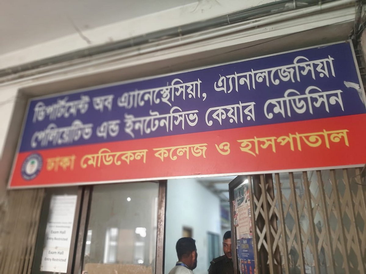 ঢাকা মেডিকেল কলেজ হাসপাতালের নিবিড় পরিচর্যা কেন্দ্রে (আইসিইউ) চিকিৎসাধীন আছেন মেয়েটি