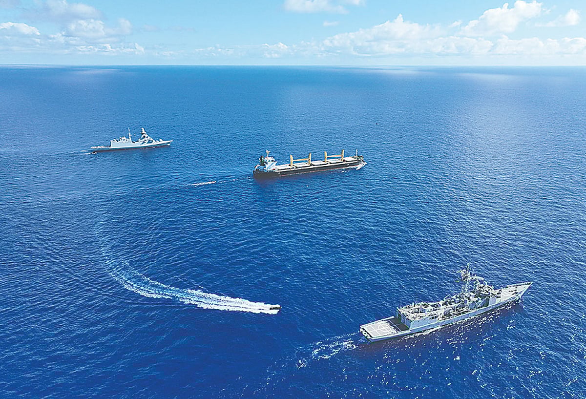 জলদস্যুদের হাত থেকে গত মাসে বাংলাদেশের জাহাজ এমভি আবদুল্লাহ ছাড়া পাওয়ার পর ইইউ নৌবাহিনীর দুটি যুদ্ধজাহাজ নিরাপত্তা দিয়ে নিয়ে আসছে