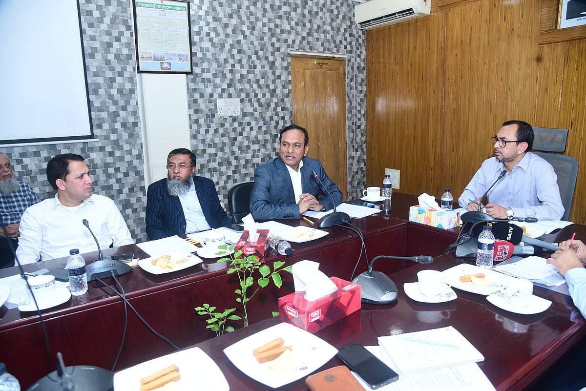 চট্টগ্রাম কাস্টমস কমিশনার মোহাম্মদ ফাইজুর রহমানের সঙ্গে বৈঠকে বিজিএমইএর প্রতিনিধিদলের নেতৃত্ব দেন বিজিএমইএর সভাপতি এস এম মান্নান।