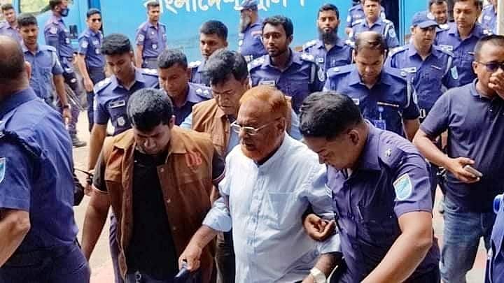 নারায়ণগঞ্জের পাঁচ থানার নাশকতার ১২ মামলায় গ্রেপ্তার দেখাতে জেলা বিএনপির সভাপতি মুহাম্মদ গিয়াস উদ্দিনকে আদালতে নেওয়া হচ্ছে। রোববার দুপুরে