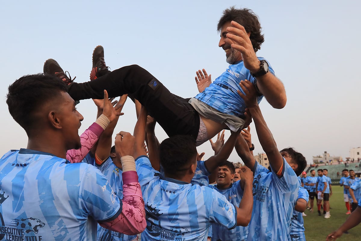 শিরোপা জয় নিশ্চিত তহওয়ার পর কোচ অস্কার ব্রুজোনকে নিয়ে বসুন্ধরা কিংসের খেলোয়াড়দের উচ্ছ্বাস