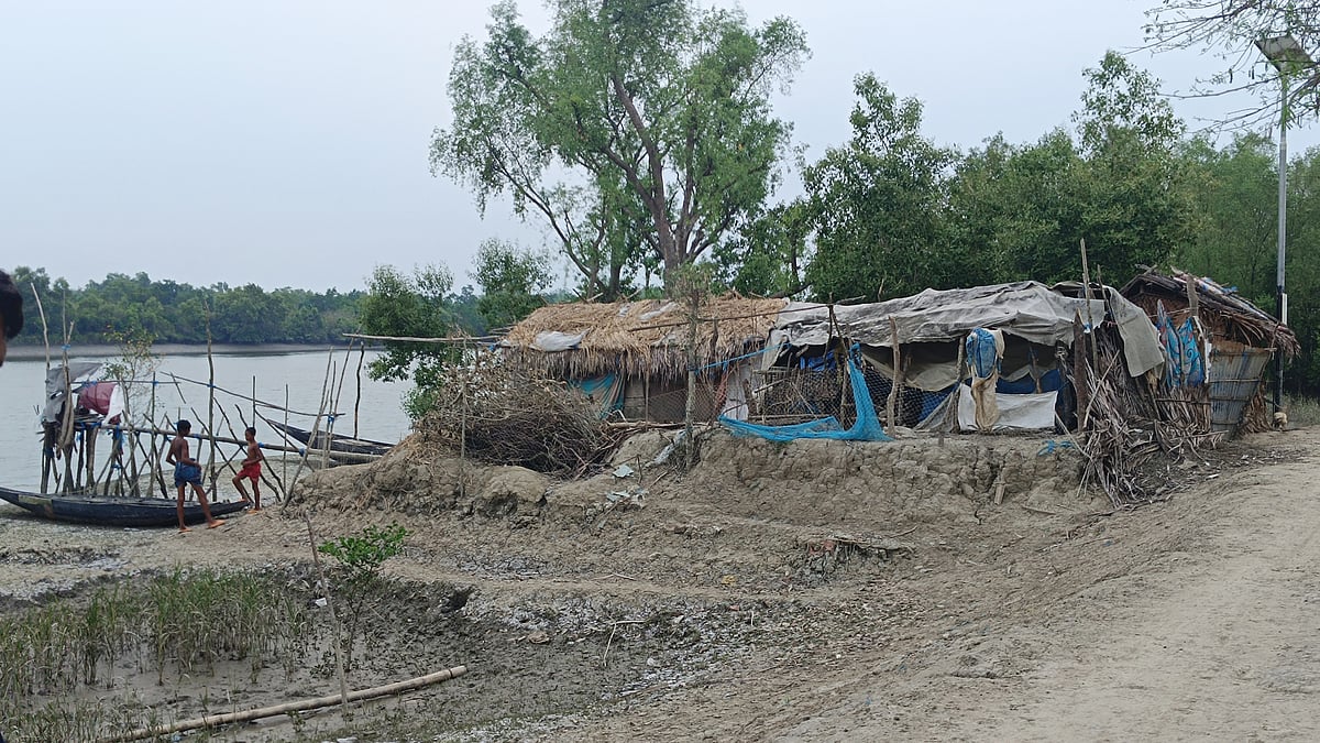 ঘূর্ণিঝড় আইলায় ভিটেমাটি হারিয়ে নদীর বেড়িবাঁধের ঢালে বাস করছে গৃহহারা পরিবারগুলো। বৃহস্পতিবার খুলনার কয়রা উপজেলার সুন্দরবনসংলগ্ন শাকবাড়িয়া নদীর বেড়িবাঁধে