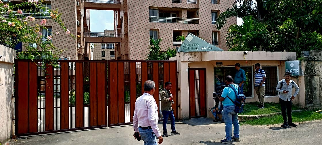 কলকাতার নিউ টাউনের অভিজাত আবাসিক এলাকা সঞ্জিভা গার্ডেনসের একটি ফ্ল্যাটে ওঠার পর আনোয়ারুল আজীমকে হত্যা করা হয়। আজ মঙ্গলবার ওই ভবনের সেপটিক ট্যাংকে তল্লাশি চালিয়ে দেহের খণ্ডিত অংশ উদ্ধার করেছেন তদন্তকারীরা