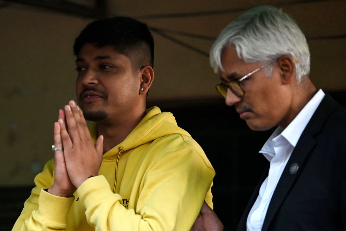 পাটান হাইকোর্টের বাইরে সন্দীপ লামিচানে, ধর্ষণ মামলা থেকে খালাস পাওয়ার পর