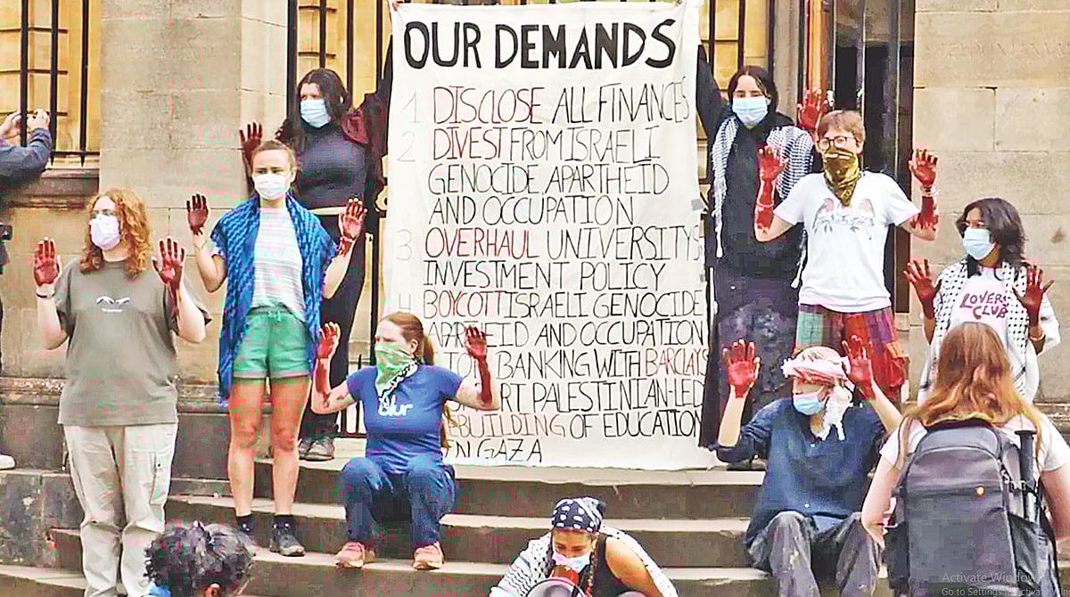 ফিলিস্তিনের গাজায় ইসরায়েলের হত্যাকাণ্ডের প্রতিবাদে হাতে রক্তলাল রং মেখে বিক্ষোভে অংশ নেন শিক্ষার্থীরা। গত বুধবার যুক্তরাজ্যের অক্সফোর্ড বিশ্ববিদ্যালয়ে