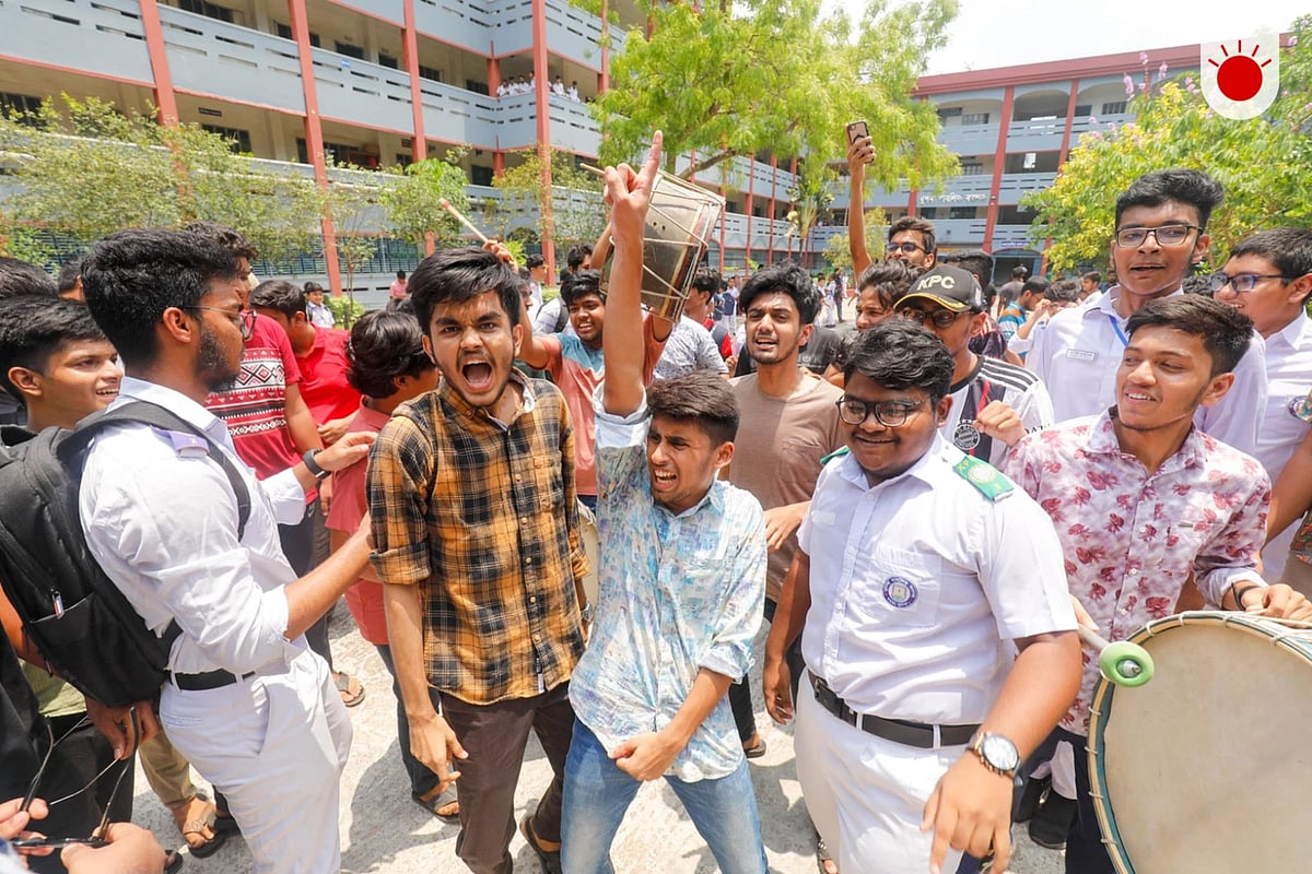 এসএসসির ফলাফল পাওয়ার পর শিক্ষার্থীদের উল্লাস