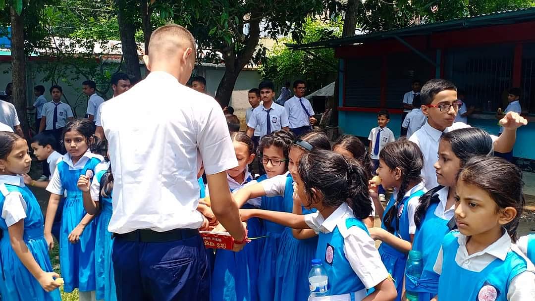 বিদ্যালয়ের অনুজ শিক্ষার্থীদের মিষ্টিমুখ করাচ্ছে এসএসসি পরীক্ষায় পাস করা একজন শিক্ষার্থী। গতকাল সোমবার মৌলভীবাজারের শ্রীমঙ্গল উপজেলার সেন্ট মার্থাস উচ্চবিদ্যালয়ে