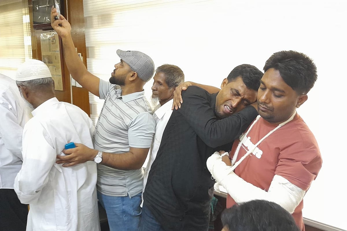 নির্বাচন–পরবর্তী সহিংসতার কথা বলার সময় কান্নায় ভেঙে পড়েন নোয়াখালীর সুবর্ণচর উপজেলার চর জব্বর ইউনিয়নের বাসিন্দা মো. মাঈন উদ্দিন। আজ রোববার দুপুরে জেলা আওয়ামী লীগের কার্যালয়ে