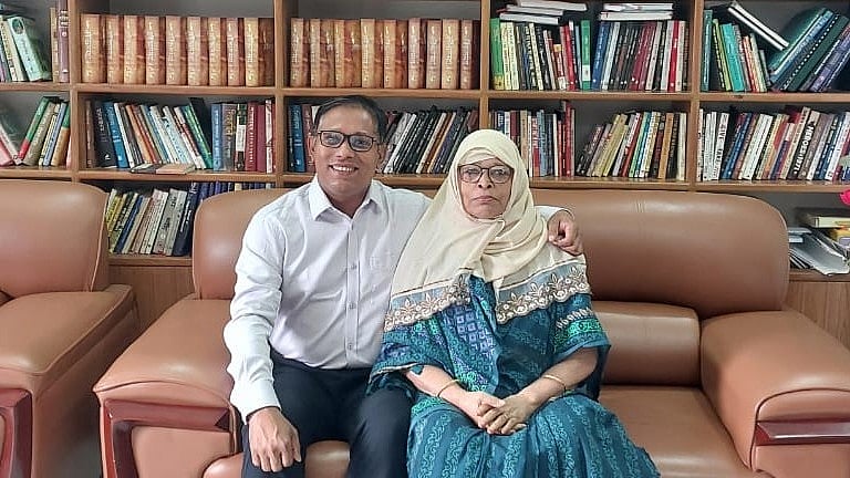 মায়ের সঙ্গে লেখক