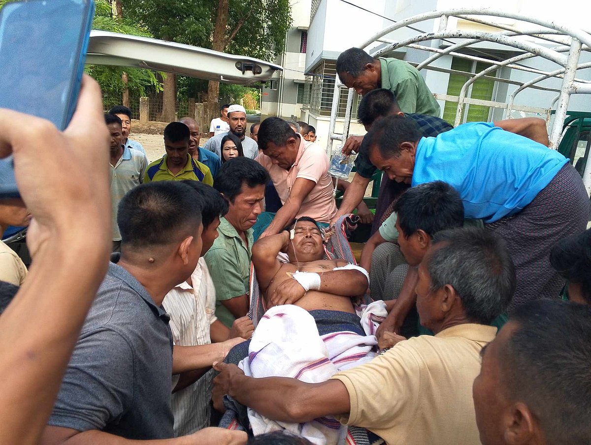 গুলিবিদ্ধ ইউপি চেয়ারম্যান আতোমং মারমাকে আজ সকালে রুমা স্বাস্থ্য কমপ্লেক্স থেকে বান্দরবান সদর হাসপাতালে নেওয়া হয়