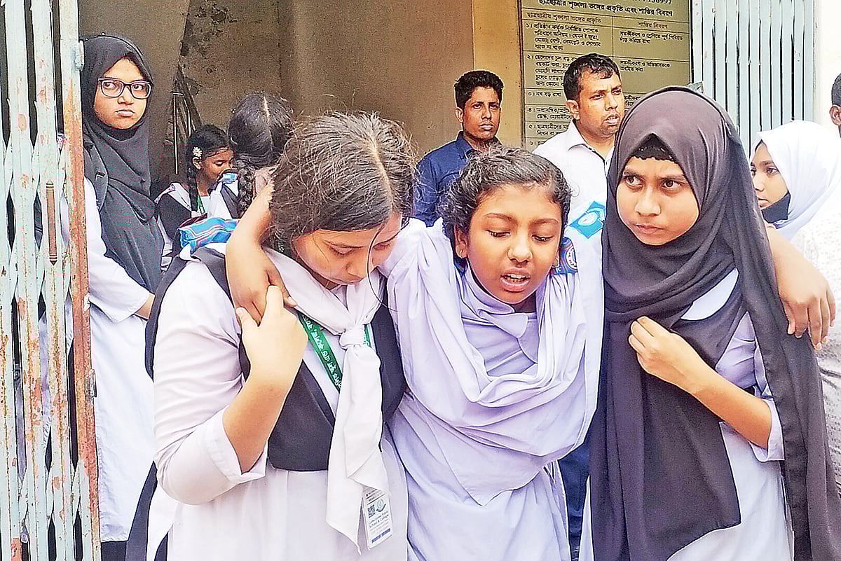 বগুড়ায় লোডশেডিং ও অতিরিক্ত গরমে ২২ শিক্ষার্থীর অসুস্থ হওয়ার ঘটনা ঘটেছে। গতকাল রোববার বেলা আড়াইটা থেকে সাড়ে তিনটা পর্যন্ত বগুড়া শহরের কালেক্টরেট পাবলিক স্কুল অ্যান্ড কলেজে এ ঘটনা ঘটে। অসুস্থ এক শিক্ষার্থীকে চিকিৎসার জন্য নিয়ে যাওয়া হচ্ছে