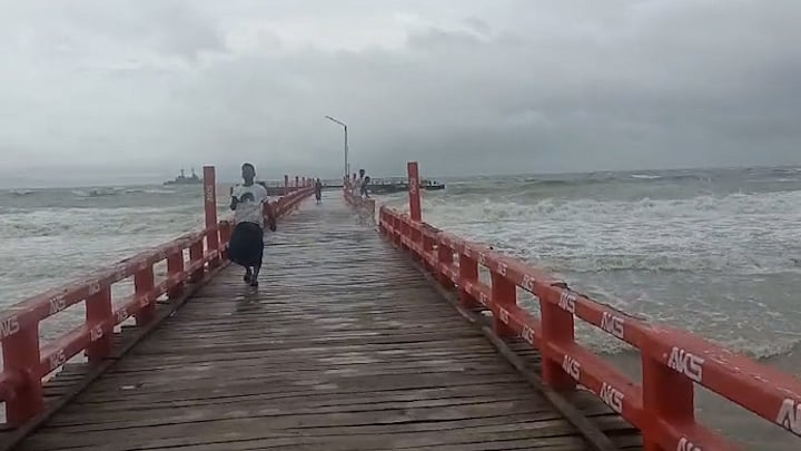 দুর্যোগপূর্ণ আবহাওয়া ও সমুদ্র উত্তাল থাকায় সেন্ট মার্টিন দ্বীপে গতকাল নির্বাচনী সামগ্রী পাঠানো সম্ভব হয়নি