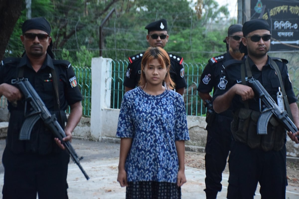 র্যাবের হাতে গ্রেপ্তার কেএনএফের সক্রিয় নারী সদস্য আকিম বম। আজ বিকেল বান্দরবানে র্যাব কার্যালয়ের সামনে