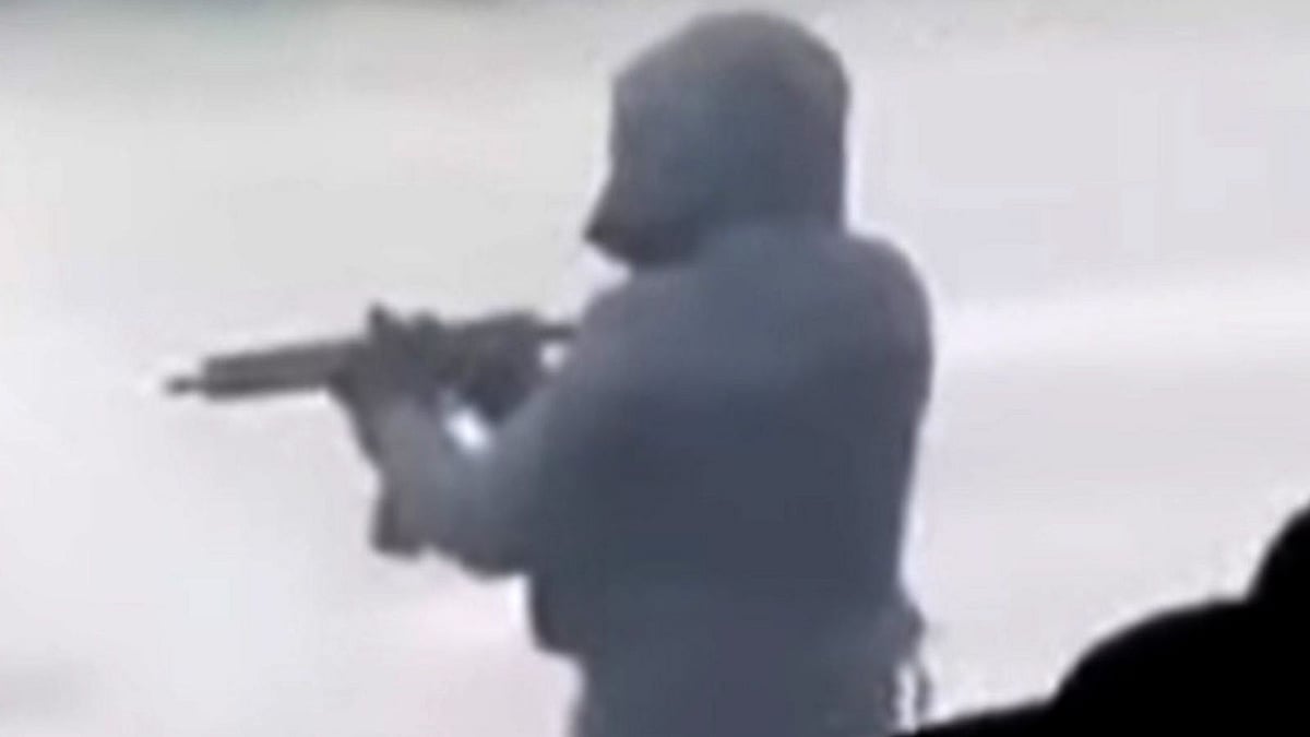 প্রিজন ভ্যানে চোরাগোপ্তা হামলার সময় বন্দুক হাতে দুর্বৃত্তদের একজন