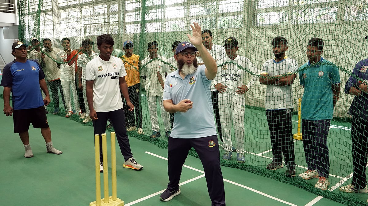 তরুণ লেগ স্পিনারদের সঙ্গে জাতীয় দলের স্পিন বোলিং কোচ মুশতাক আহমেদ