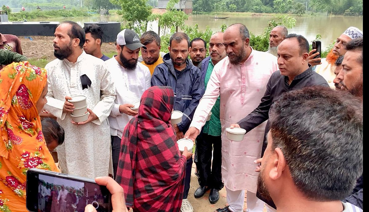 সিলেটের জৈন্তাপুর উপজেলার নিজপাট ইউনিয়নে বন্যাকবলিত মানুষের মধ্যে খাবার ও নগদ সহায়তা দেন জেলা বিএনপি নেতারা। গতকাল বৃহস্পতিবার বিকেলে।