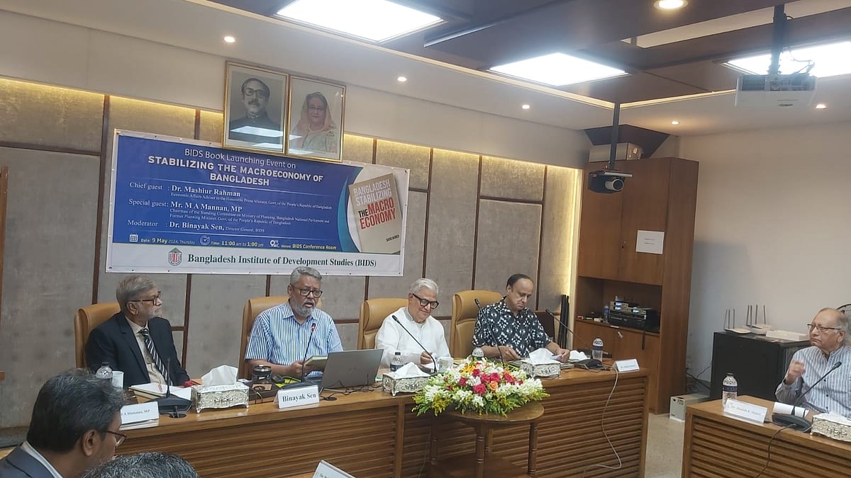 বই প্রকাশনা অনুষ্ঠানে বক্তব্য দিচ্ছেন বিআইডিএসের মহাপরিচালক বিনায়ক সেন (ডান থেকে তৃতীয়)। আজ ঢাকার আগারগাঁওয়ে বিআইডিএস কার্যালয়ে।