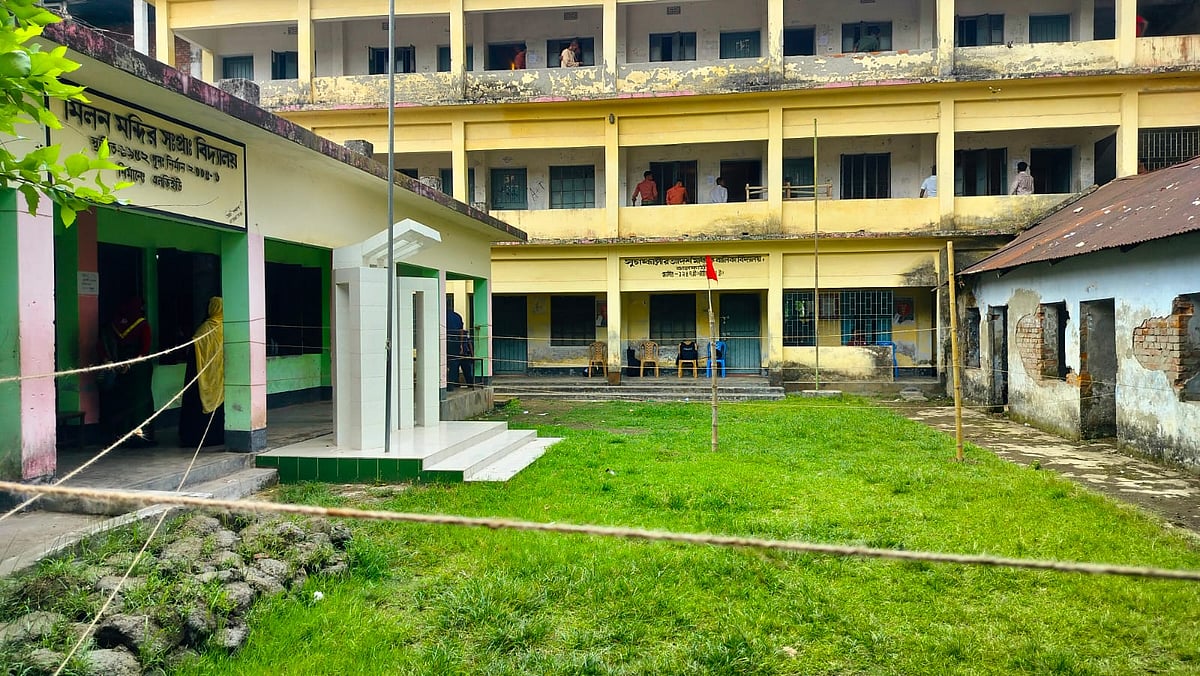 ঝালকাঠি সদরের মিলনমন্দির সরকারি প্রাথমিক বিদ্যালয় ভোটকেন্দ্রে ভোটারের দেখা নেই। সকাল নয়টার দিকে তোলা। ২১ মে