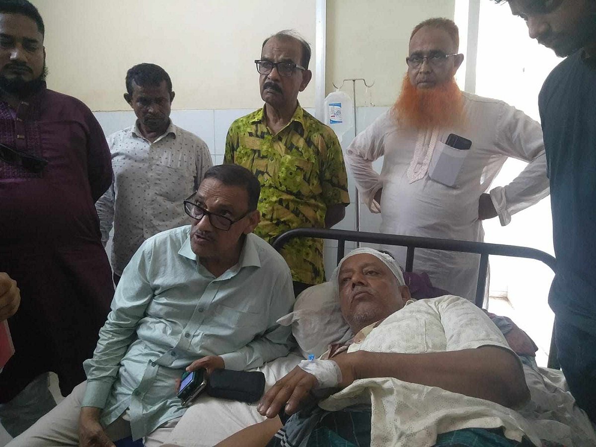 হামলায় আহত ব্যক্তিকে বালিয়াকান্দি উপজেলা স্বাস্থ্য কমপ্লেক্সে ভর্তি করা হয়েছে