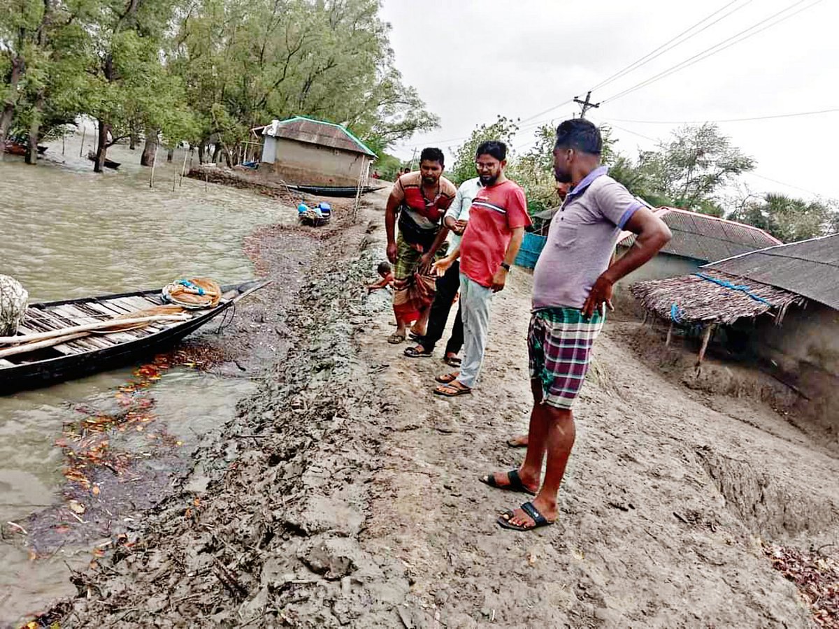 ঘূর্ণিঝড় রিমালের প্রভাবে বেড়িবাঁধ উপচে কিংবা ভেঙে লোনাপানি লোকালয়ে প্রবেশ করতে পারে। আজ রোববার খুলনার কয়রা উপজেলার মহেশ্বরীপুর এলাকায়