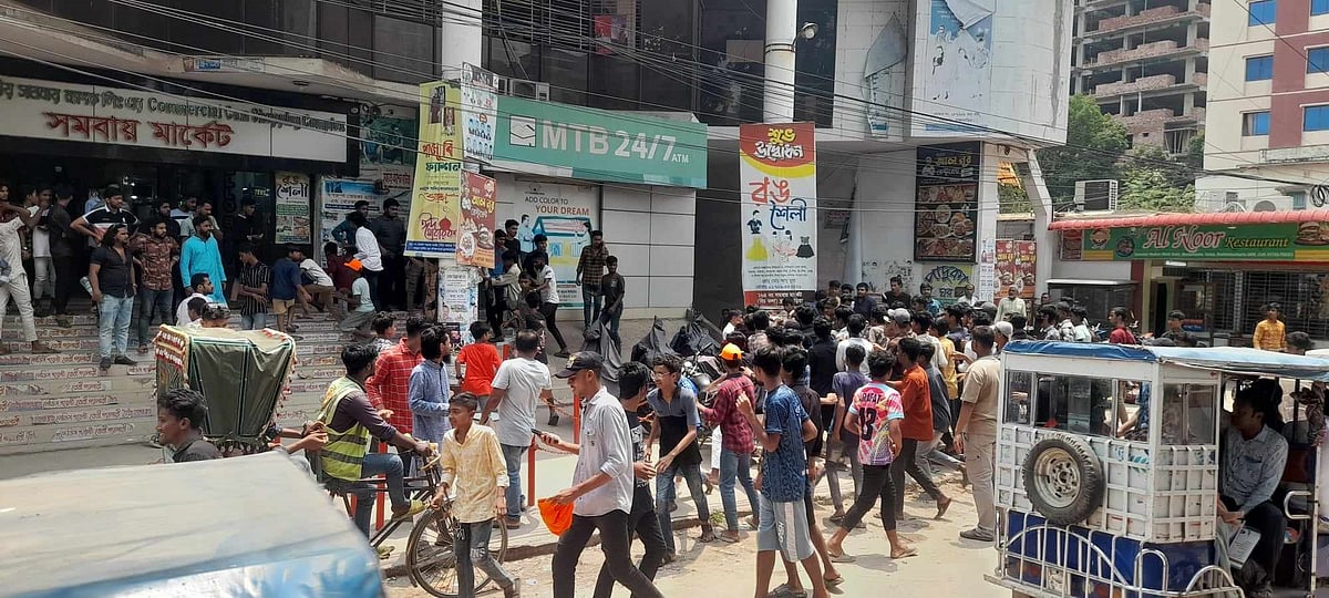 ব্রাহ্মণবাড়িয়ায় ছাত্রলীগের কর্মিসভার বাইরে দুই নেতার অনুসারীদের মধ্যে পাল্টাপাল্টি ধাওয়ার ঘটনা ঘটে। শুক্রবার দুপুরে শহরের বঙ্গবন্ধু স্কয়ার-সংলগ্ন সমবায় মার্কেটের সামনে